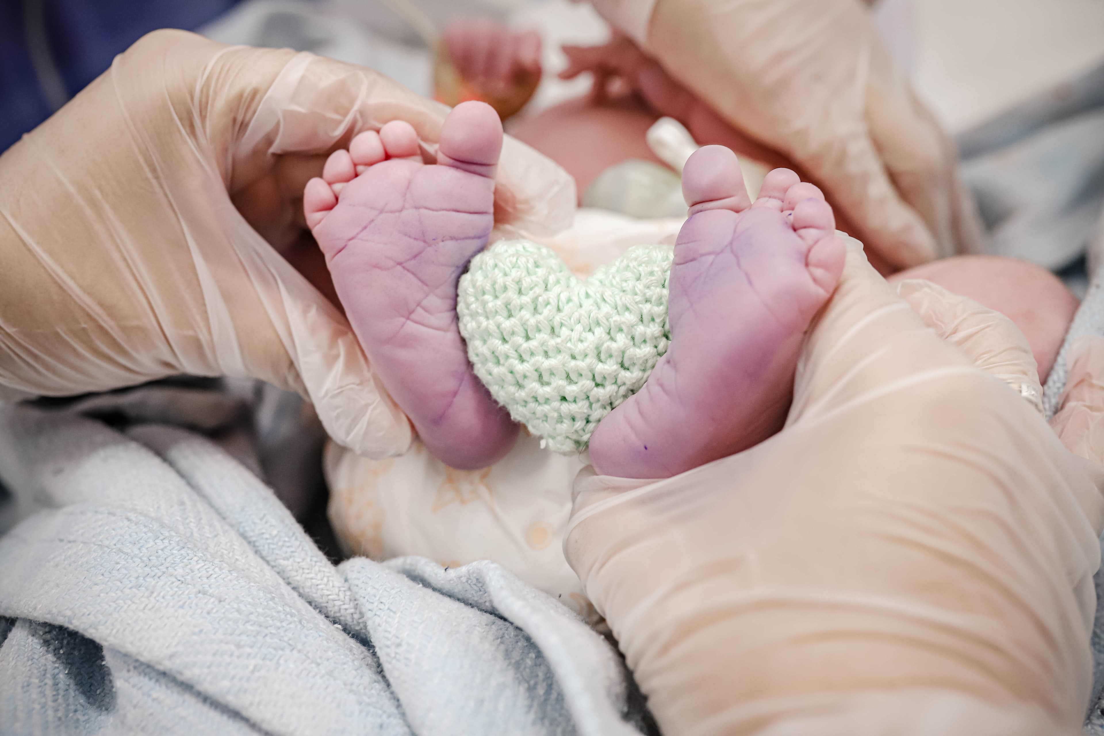 Bebê recém-nascido sorrindo