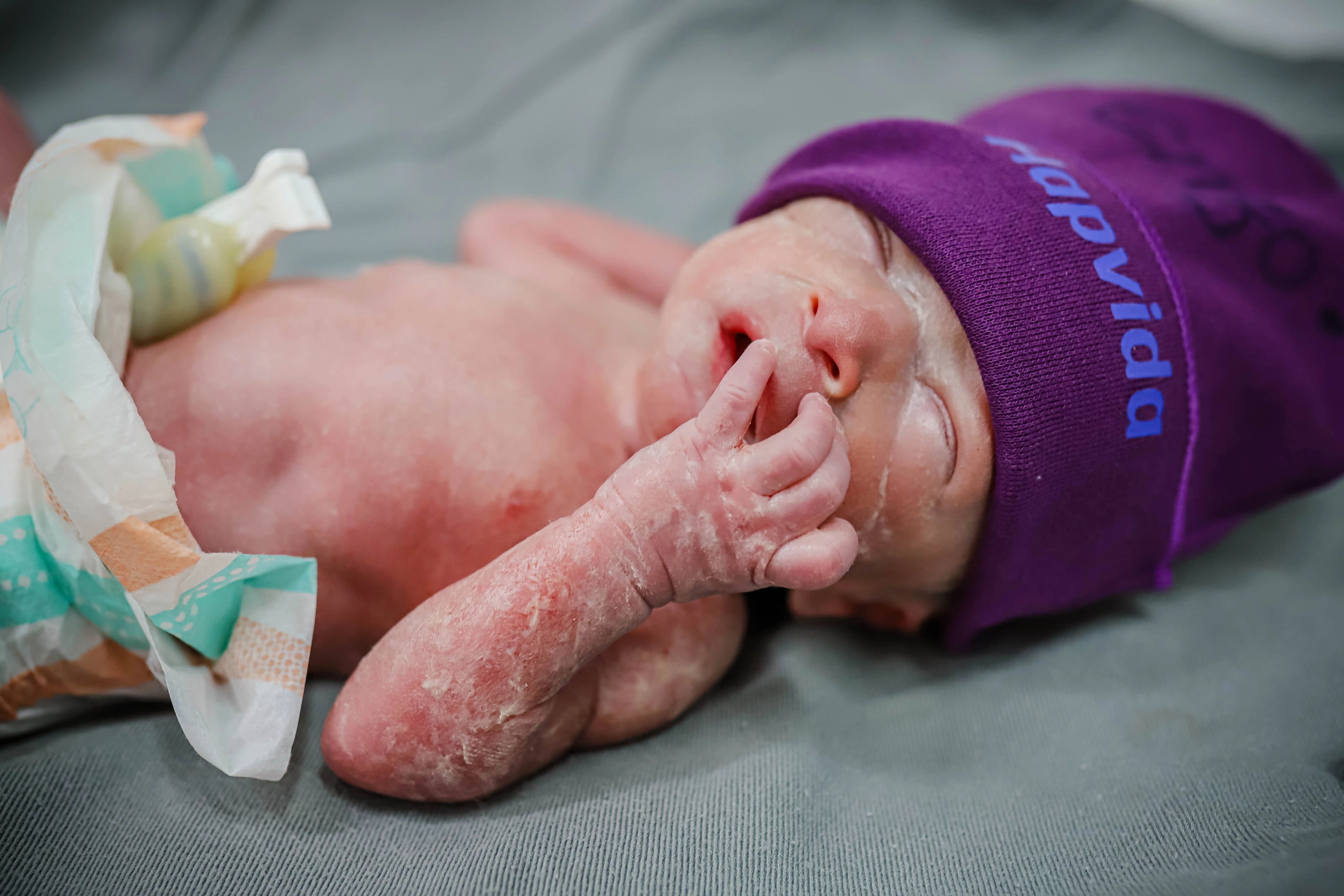 Abraço amoroso com o recém-nascido